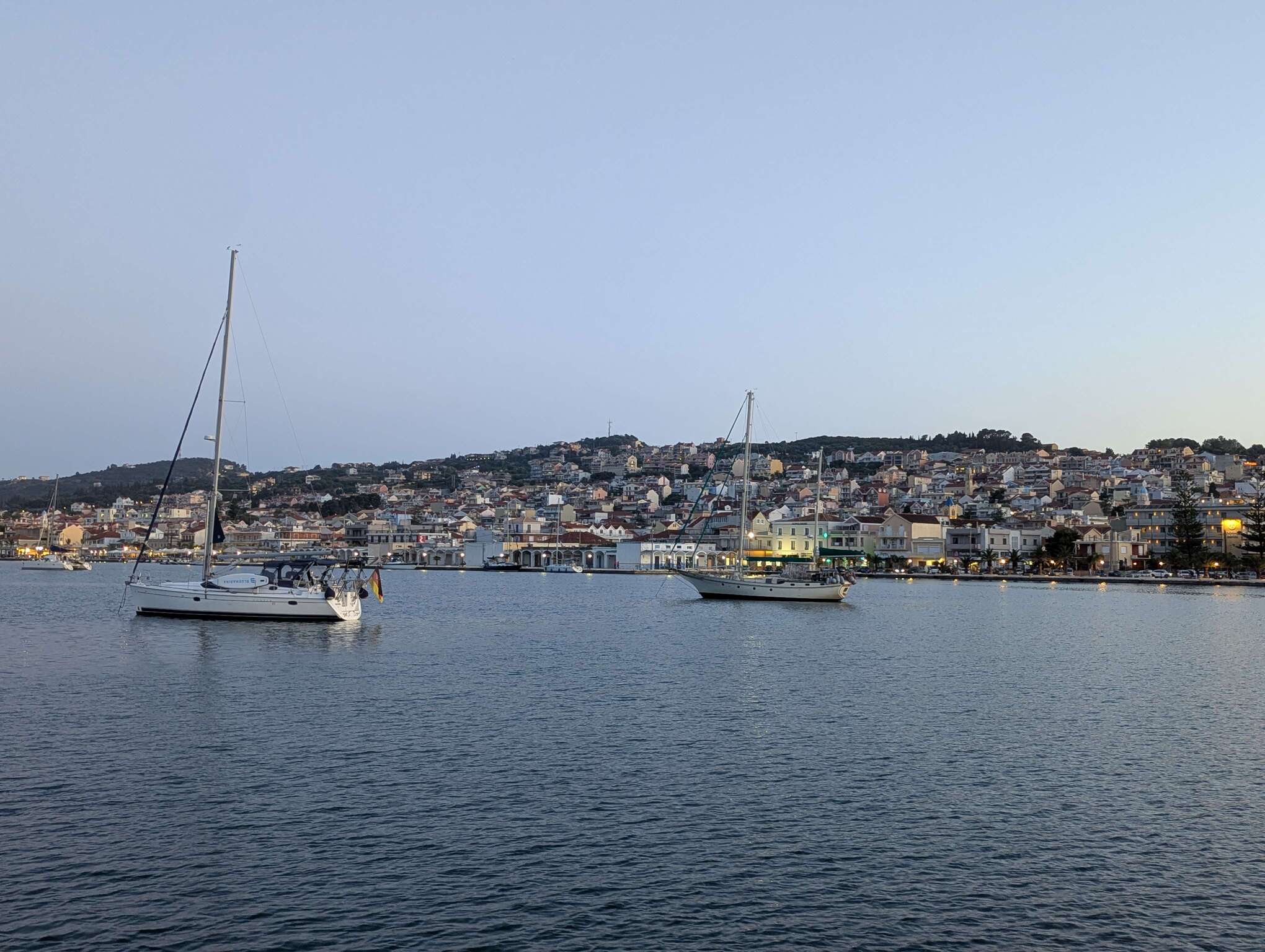 In der großen Bucht von Argostoli fällt schließlich der Anker.