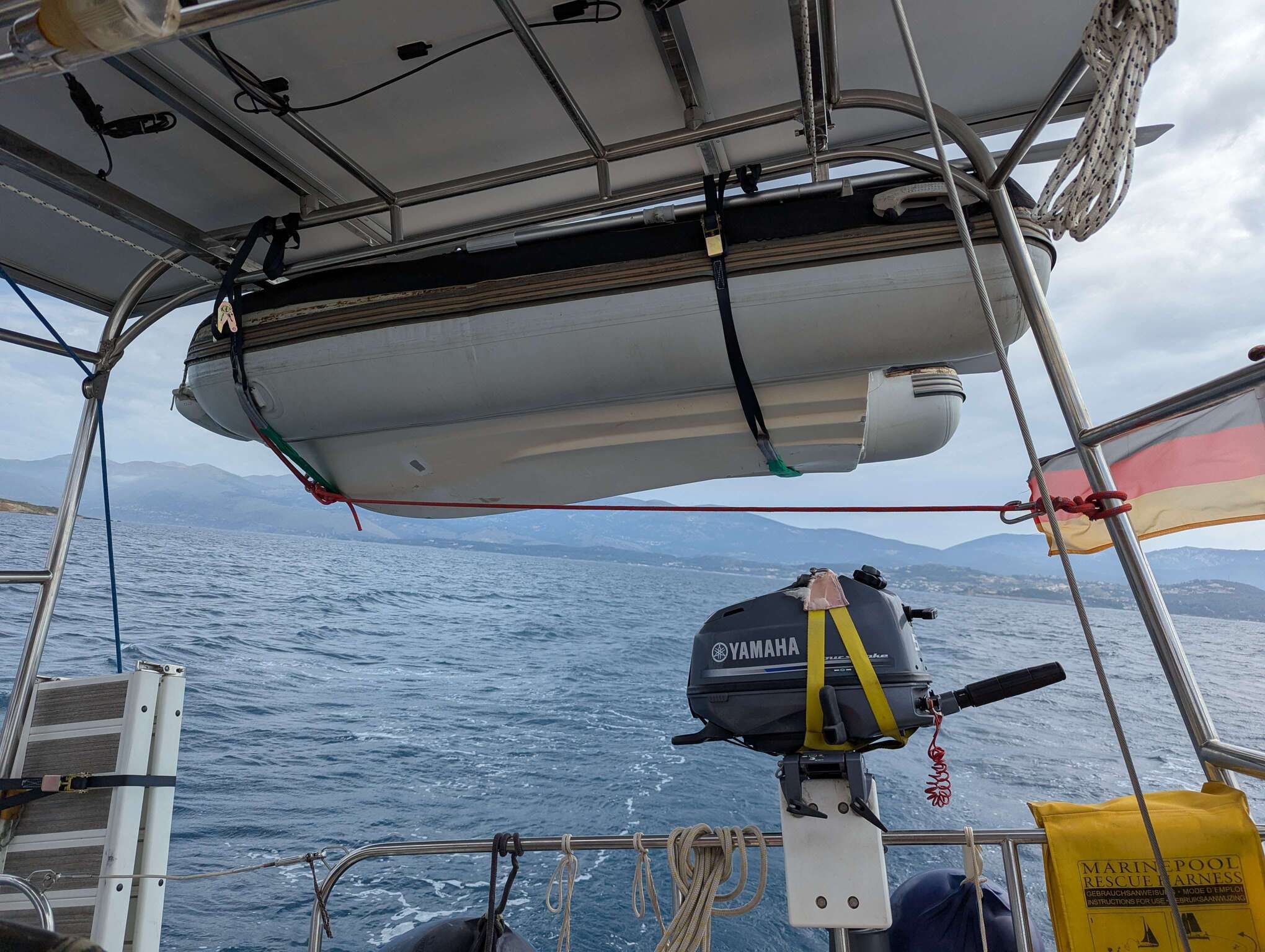 Erst nach der Überfahrt testen wir, wie sich das Dinghy hoch oben beim Segeln verhält. Sitzt bombenfest!