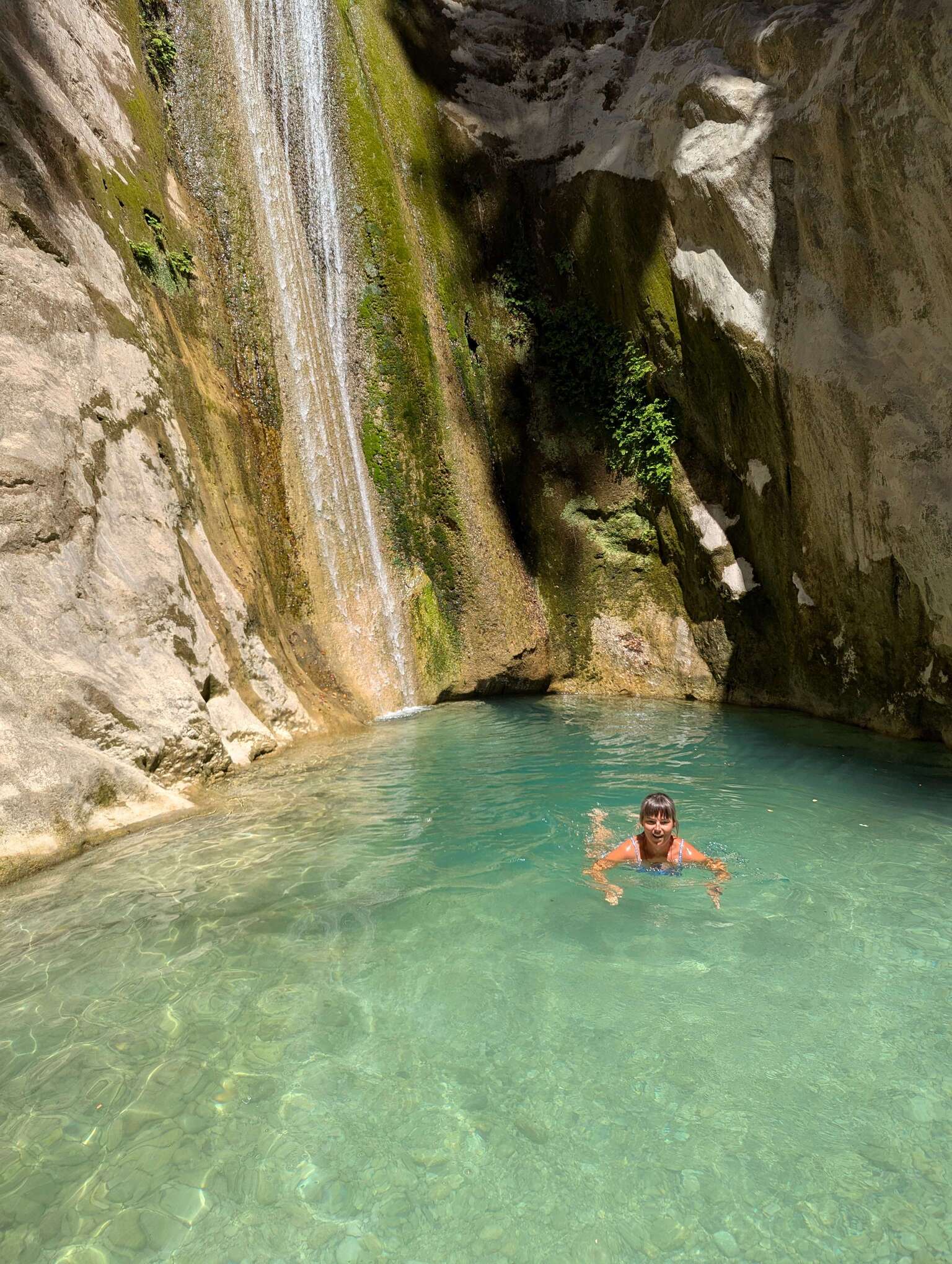 Elvira schwimmt im eiskalten Wasser der Wasserfälle von Nidri.