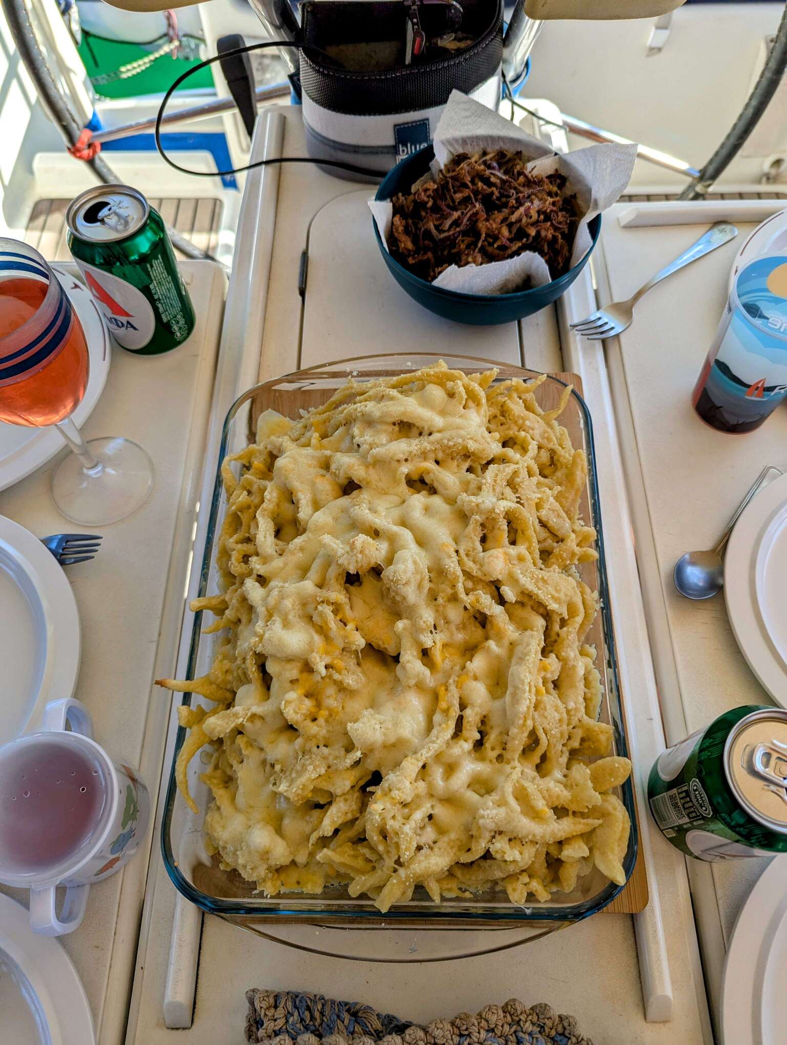 Gemeinsames Abendessen: Silvan und Manuela kochen Spätzle und wir bereiten die Röstzwiebeln zu.