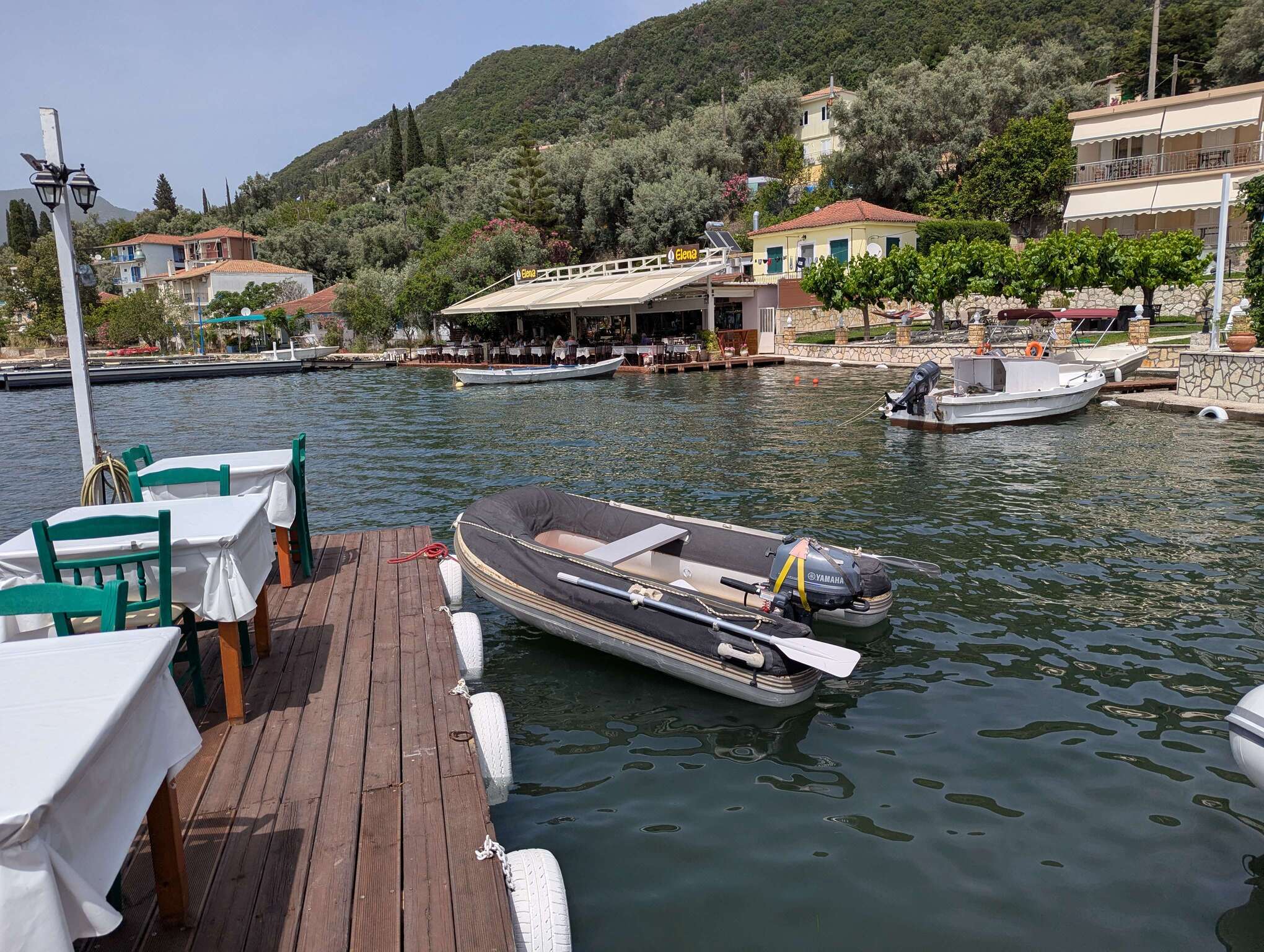 Auch die örtlichen Tavernen bei denen man mit dem Dinghy direkt bis zum Tisch fahren kann, sind sehr einladend.