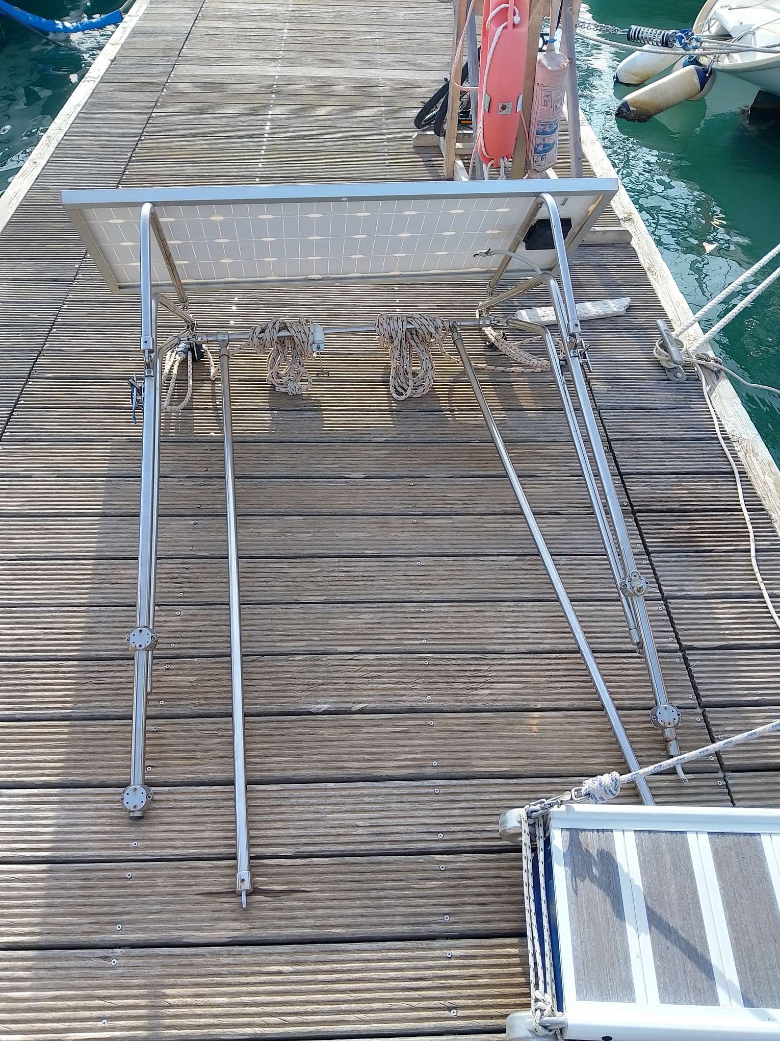 Der kleine Solarträger mit Davits für den Außenborder wird demontiert.