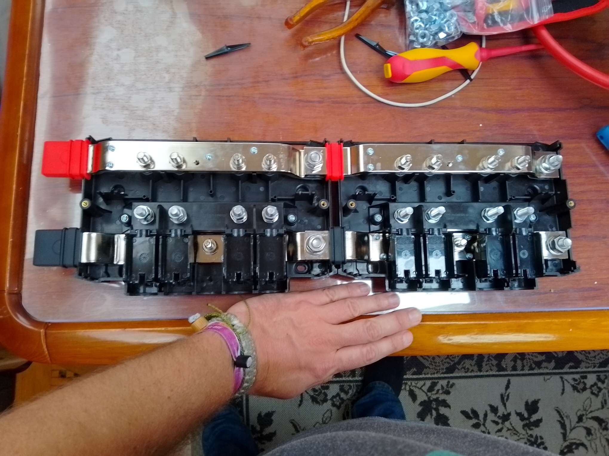 Ganz schön groß. Zwei verbundene Victron Lynx Power-In Bus-Bars umgebaut für den Einsatz mit MEGA Sicherungen.