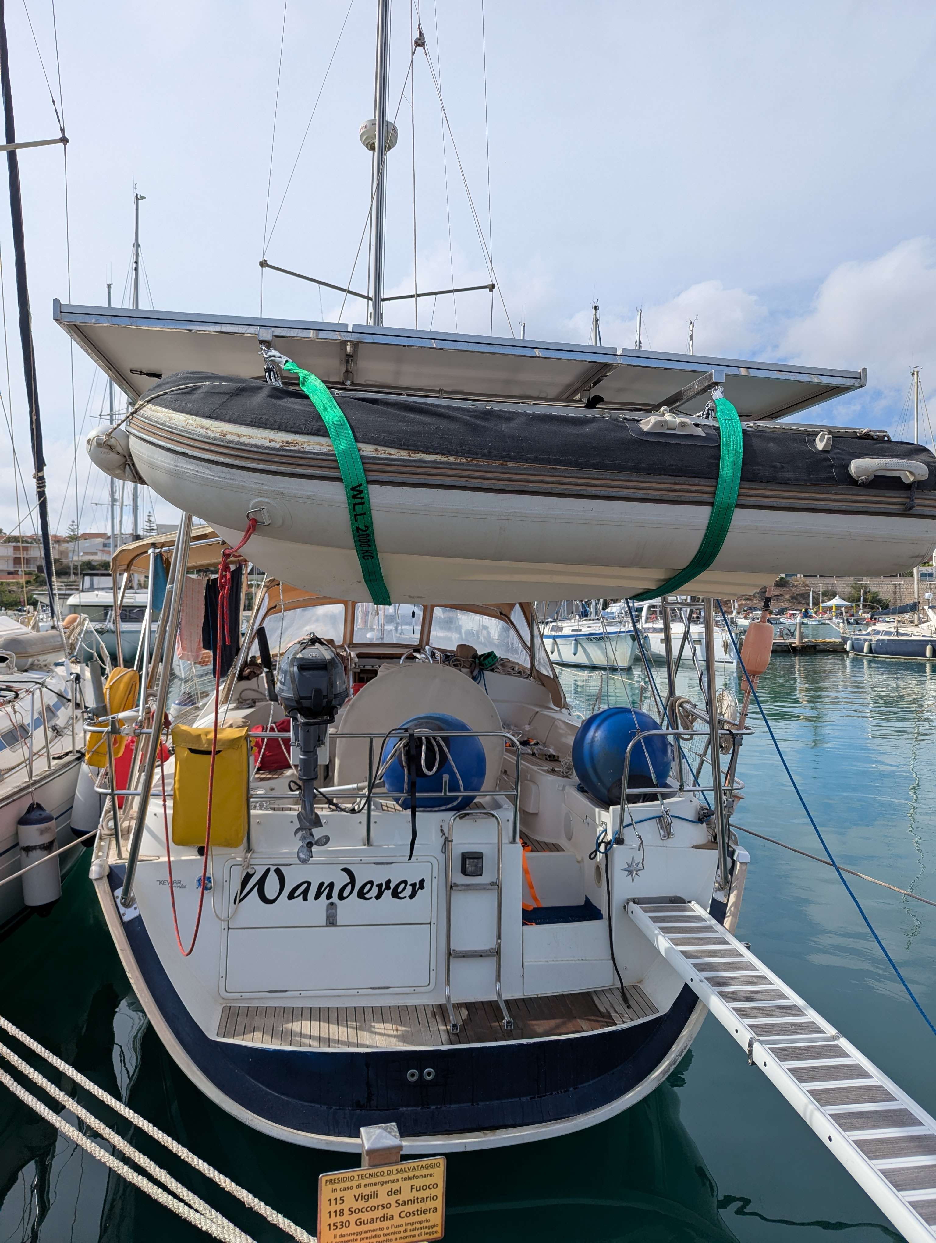 Es hängt! Das Dinghy am neuen Geräteträger, fest verzurrt mit stabilen Gurtbändern.