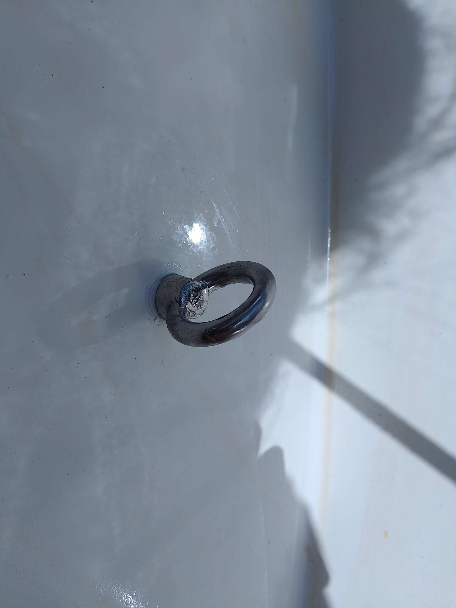 Da wir das Heck schon mal offen haben, montieren wir noch einen Ring um künftig vor Anker das Dinghy bequemer am Schiff zu befestigen.
