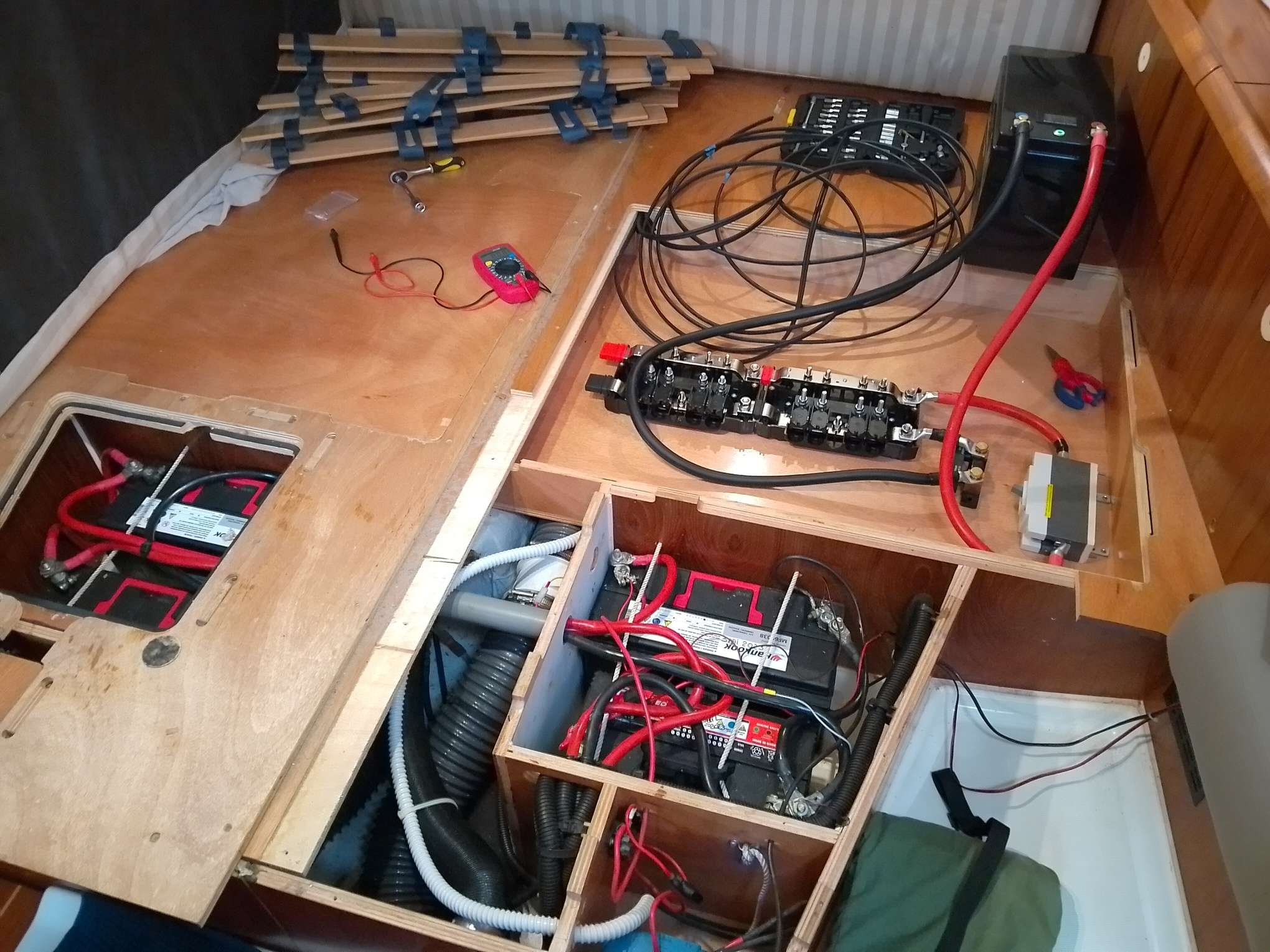 Als erster Schritt wird eine LiFePO4-Batterie provisorisch angeschlossen, damit die alten AGM-Batterien ausgebaut werden können.