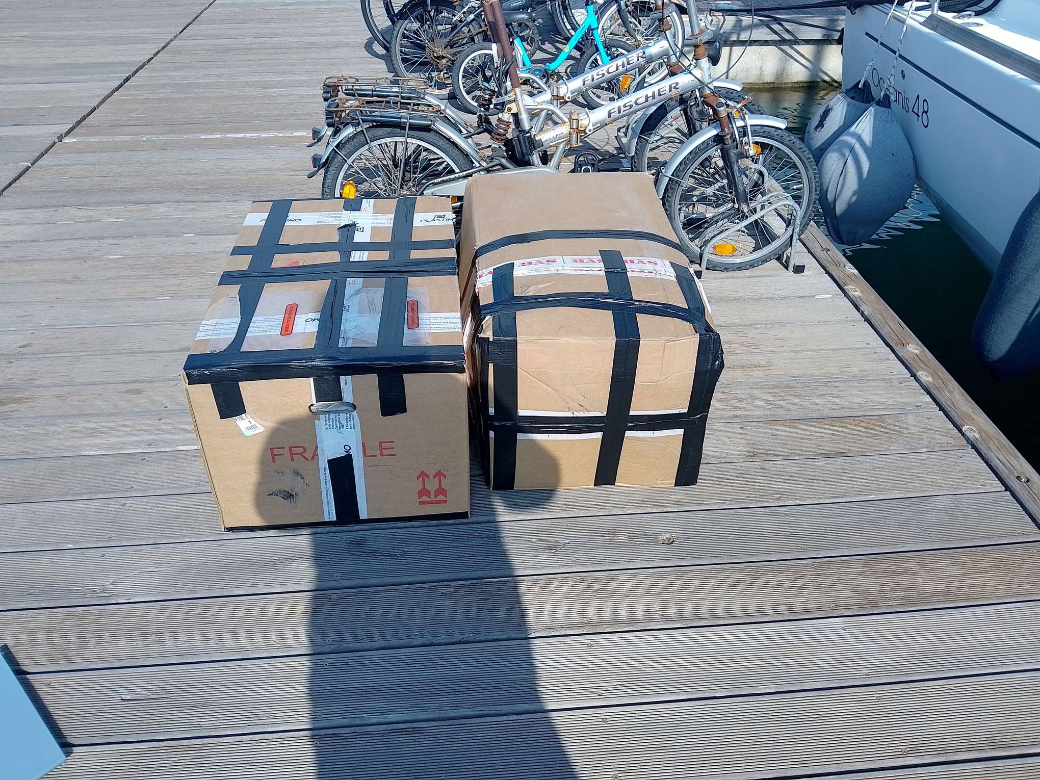 Per DHL schicken wir die alten Segel nach Greifswald zur Tuchwerkstatt, der deutschen Vertretung von Rolly Tasker.