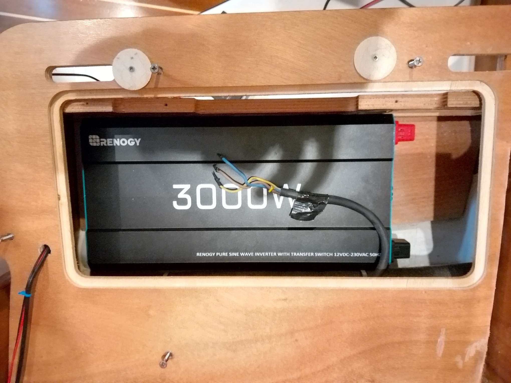 Der neue Inverter passt genau in das Fach, in dem zuvor das alte Landladegerät verbaut war.