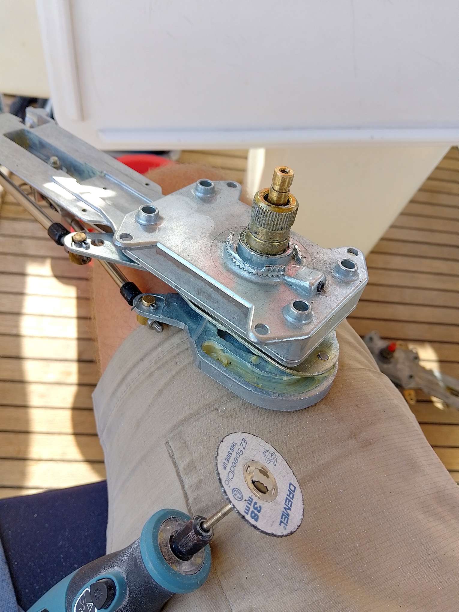 Passt nicht! Mit Miniflex stutzt Christoph den neuen Schalthebel zurecht.