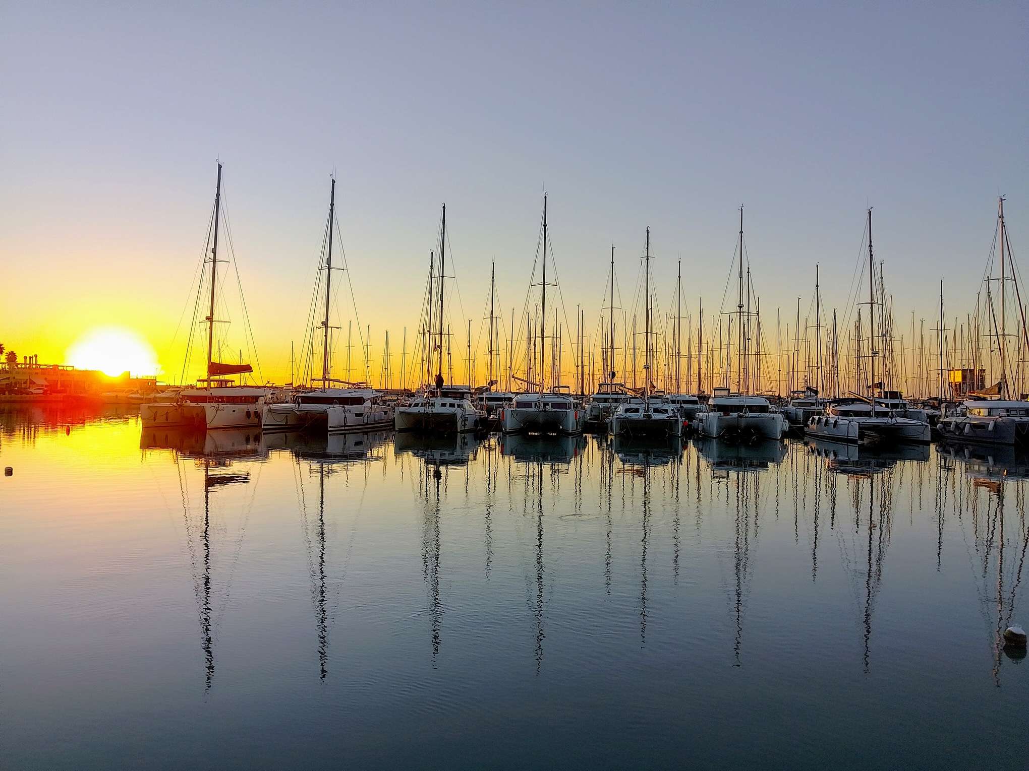 Sonnenaufgang im Hafen von Marina di Ragusa.