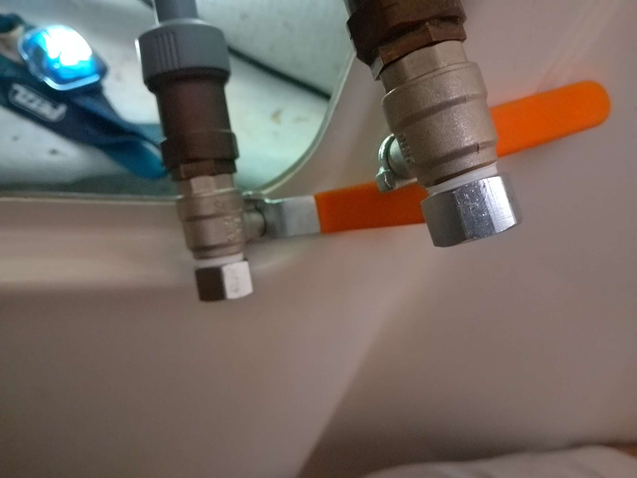 Die Wasserzufuhr für das ehemalige Bad im Bug wird abgeklemmt.